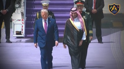 ولي العهد السعودي يستقبل ترامب لدى وصوله إلى الرياض