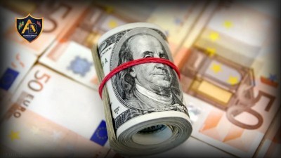 الدولار يتجه لتسجيل خامس انخفاض شهري بسبب عدم اليقين التجاري